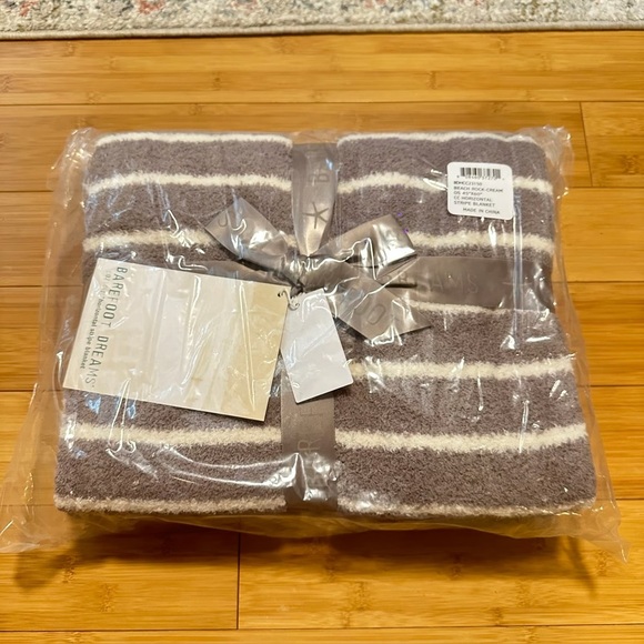 NWT Barefoot Dreams Mauve Cream Striped CozyChic Blanket - Picture 4 of 4
